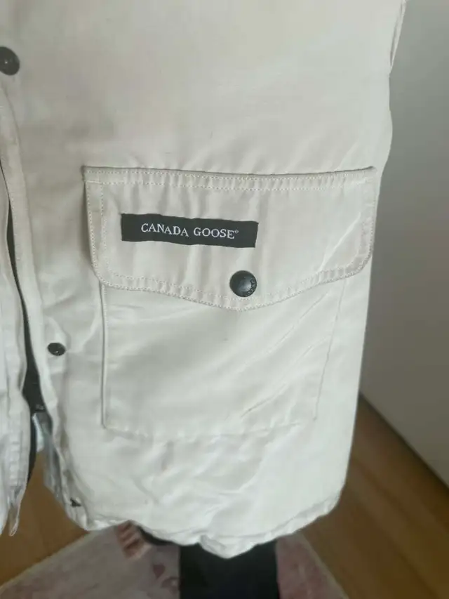 Canada goose / Small Authentifié in Women's - Tops & Outerwear in Laval / North Shore - Image 3