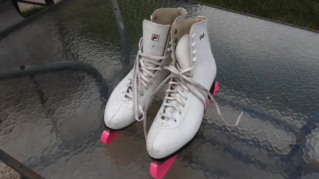 Womens Fila Figure Skates Sz 8 Rarely Used Ex Cond $12 in Skates & Blades in Calgary - Image 4
