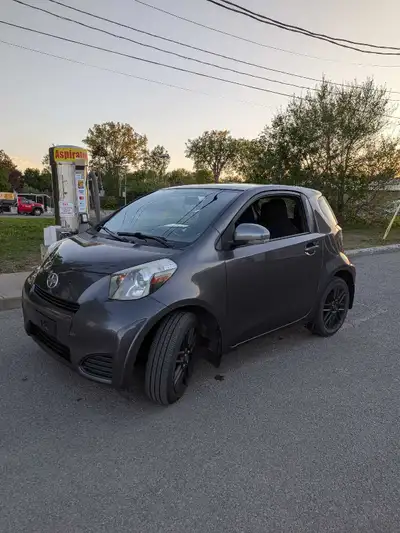 Scion iQ 2012 à vendre, petite voiture super économique sur l’essence et parfaite pour la ville ou c...