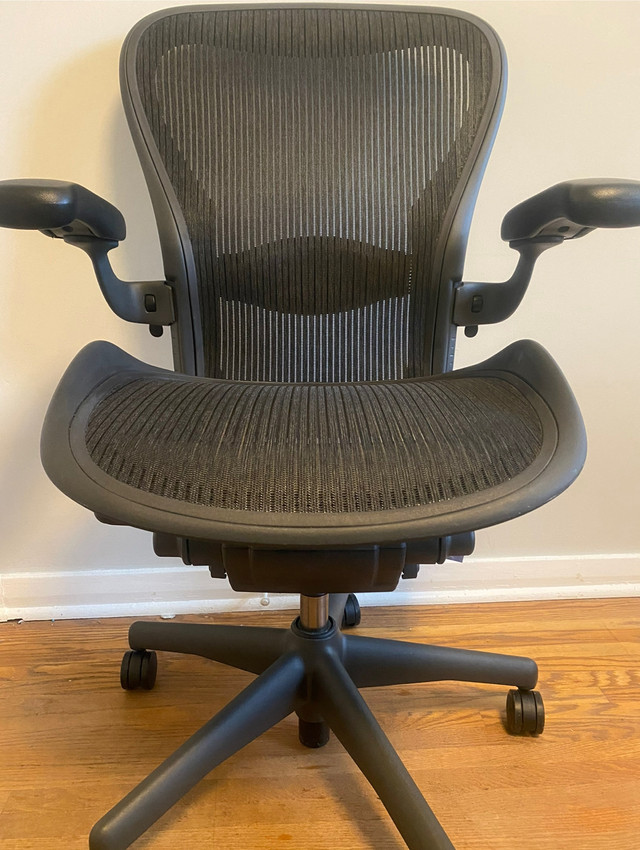 Aeron Herman Miller Chair - Office Chair - Excellent Condition in Chairs & Recliners in Oshawa / Durham Region