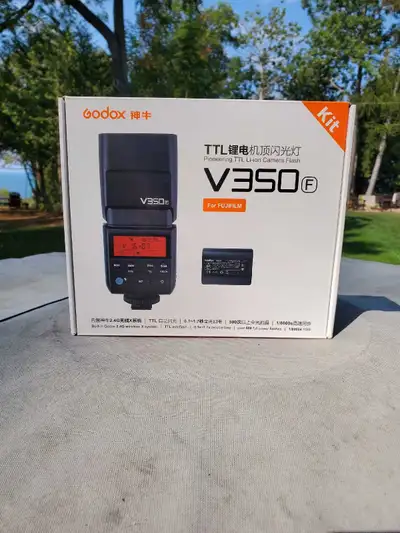 Flash complete with original packing, extra battery, charger, soft dome, stand and carrying case. Fl...