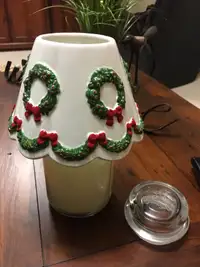 Holiday wreath candle light