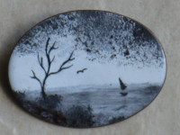 BROCHE OVALE (ÉMAIL SUR CUIVRE) PAYSAGE NOIR, BLANC, GRIS