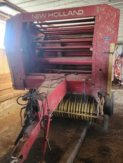 New Holland round baler 853 Driver shaft in balechamber is bent Chains are good and has a new airbag...