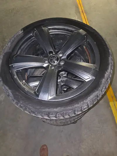 4 mags 5×108 — M14×1,5 — ET40 — 19×8,5J et pneus 255/40/19 100T Etaient montés sur une jaguar