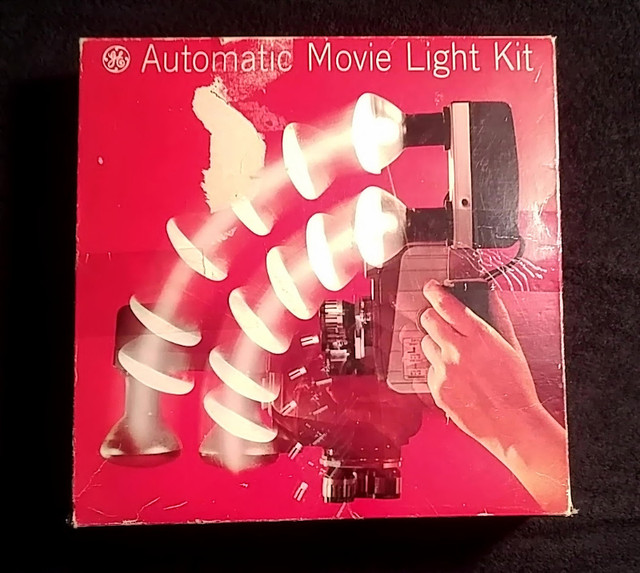 ⭐ Vintage Camera Light Kit With Vintage Bulbs, Original Box. in Cameras & Camcorders in City of Toronto - Image 2