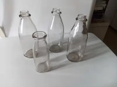 lot de pinte de lait et bouteilles en verre , View more