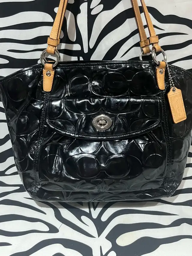 Vintage Black Vintage Coach Shoulder Bag in Women's - Bags & Wallets in City of Toronto - Image 7
