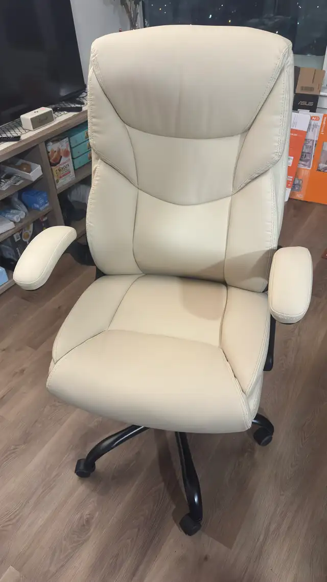 Like New Leather Executive Office Chair in Chairs & Recliners in Ottawa - Image 2