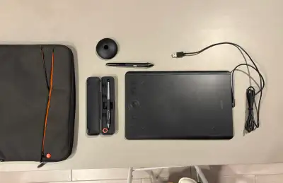 Wacom Intuos Pro Digital Drawing Tablet (2017 Model) – Excellent Condition Wacom Intuos Pro, a profe...