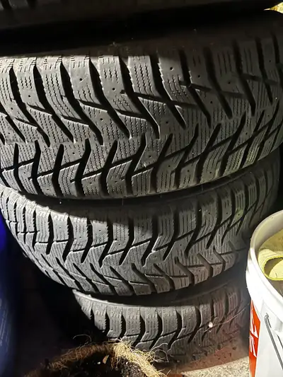 A set of winter tires 205/70/15 on rims (Rims and winter tires) came offf 2001 Toyota sienna still a...