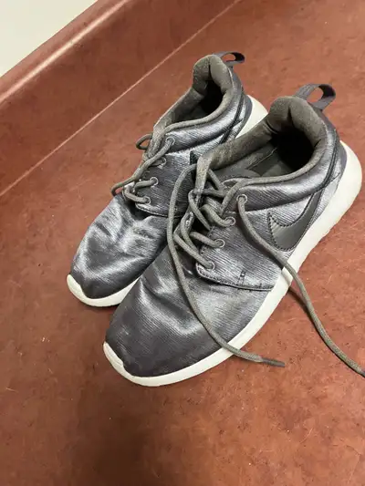 Nike Roshe One size 6.5 women’s, View more