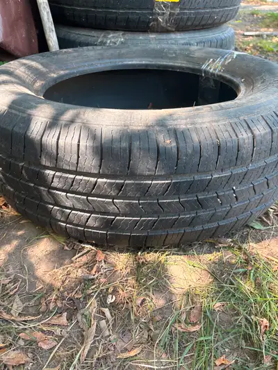 x1 Used 225/65/17 Michelin Defender XT TREAD 8/32 DOT 2016 Cash and Carry