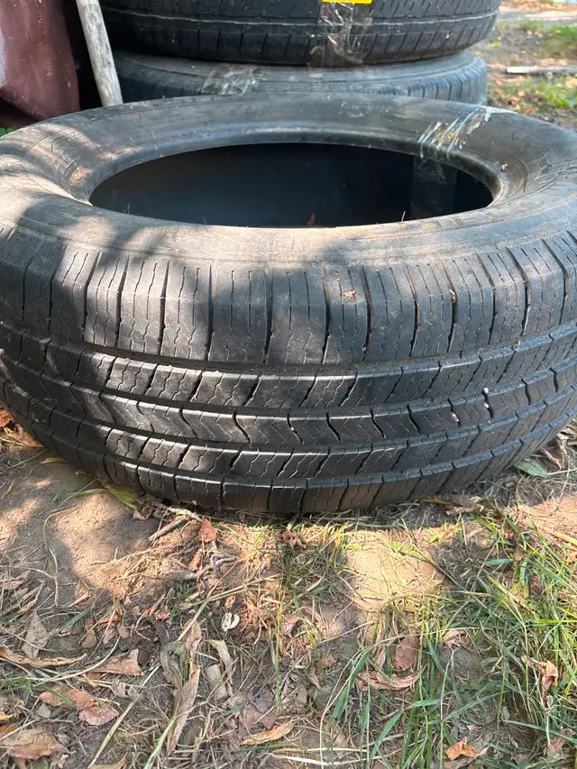 x1 Used 225/65/17 Michelin Defender XT in Tires & Rims in Oshawa / Durham Region - Image 2