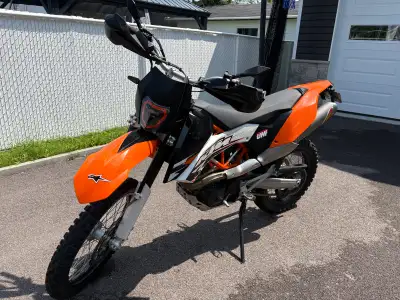 À vendre KTM 690 Enduro R en excellente condition. Toujours entreposée à l’intérieur et entretenue a...