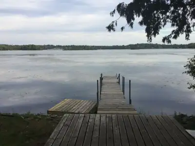 This cottage is located on Chemong Lake minutes from both Ennismore and Bridgenorth and 10 min. to P...