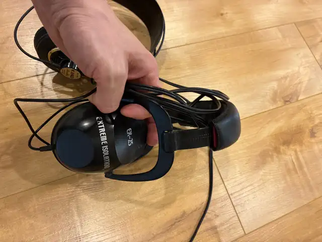 Studio headphones476381923508889601