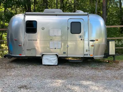 This 2005 model Airstream Bambi has everything you need for your camping trip. A/C, fridge, stove, m...