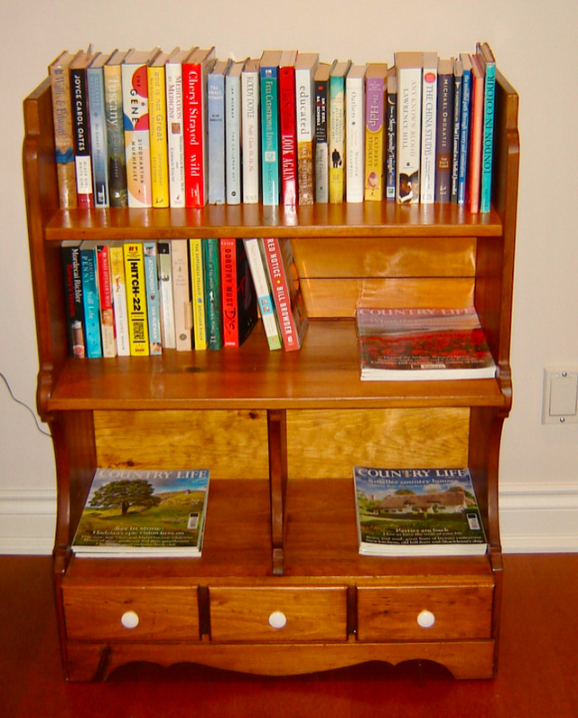 Attractive and Very Functional Vintage Solid Pine Bookcase in Bookcases & Shelving Units in City of Toronto - Image 4