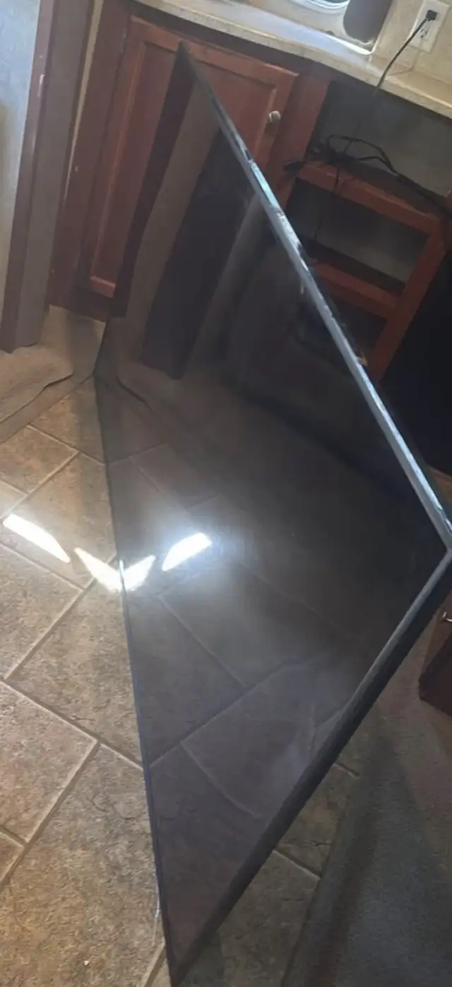 70” Smart TV – VIZIO - Broken Screen, Parts Working in TVs in City of Montréal - Image 3