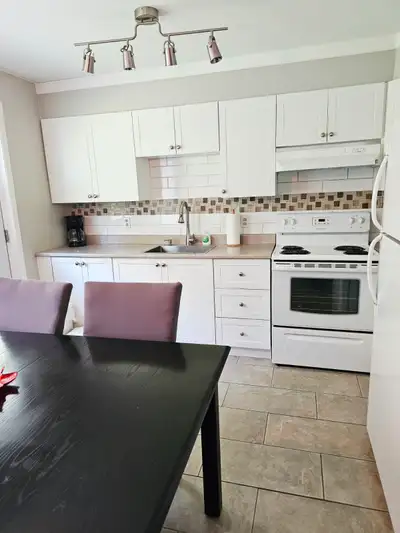 Superbe et lumineux 3½ situé dans un secteur recherché et paisible de Sainte-Rose, Laval. Emplacemen...