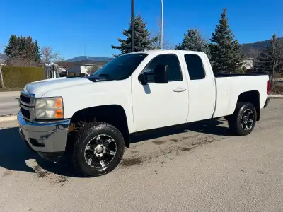 2011 Chevrolet Silverado duramax 6.6 diesel - tow package - heated seats - exhaust break - sunroof -...