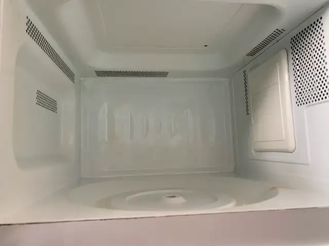 LG Intel Microwave Oven (White) in Microwaves & Cookers in City of Toronto - Image 3