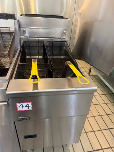 Large Pitco deep fryer. 65 lb. Model: Pitco SG18 Selling way below value. Well maintained and in gre...