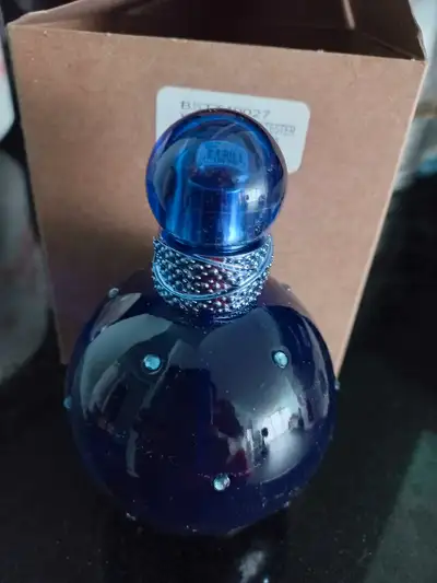 please pick up by leslie and sheppard. Perfume is new, however not with original packaging. 100ML.