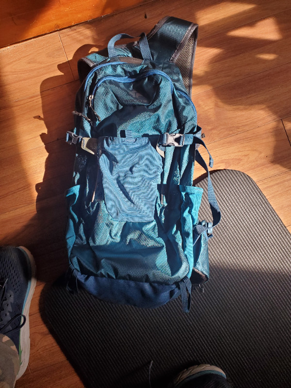 Hiking Backpack with water bladder dans Pêche, camping et plein Air  à Région d’Oakville/Halton