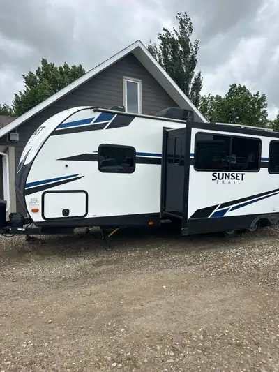 2020 sunset trail barely used, has king bed with bunks in back and sofa and dinette beds. Has 2 batt...