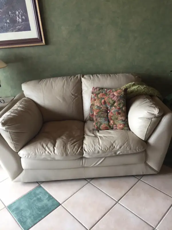 Causeuse en vrai Cuir, Ivoire**all-leather Loveseat, Ivory in Couches & Futons in Laval / North Shore - Image 2