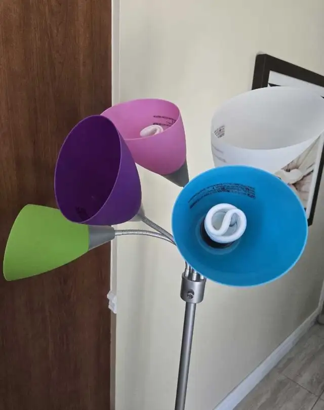 Lampe sur pied pour enfants in Indoor Lighting & Fans in Laval / North Shore - Image 3