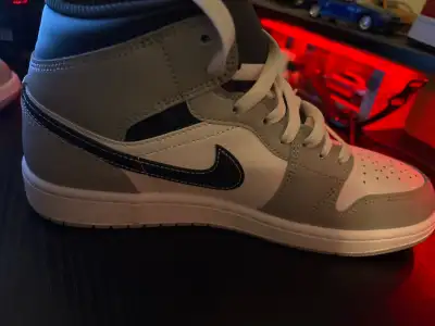 Selling my Jordan 1s in a stylish grey and white colourway. As you can see from the pictures these s...