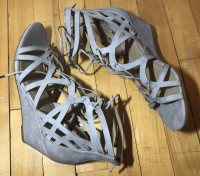 Gray platform sandal size 9 woman / Sandales grises à plateforme