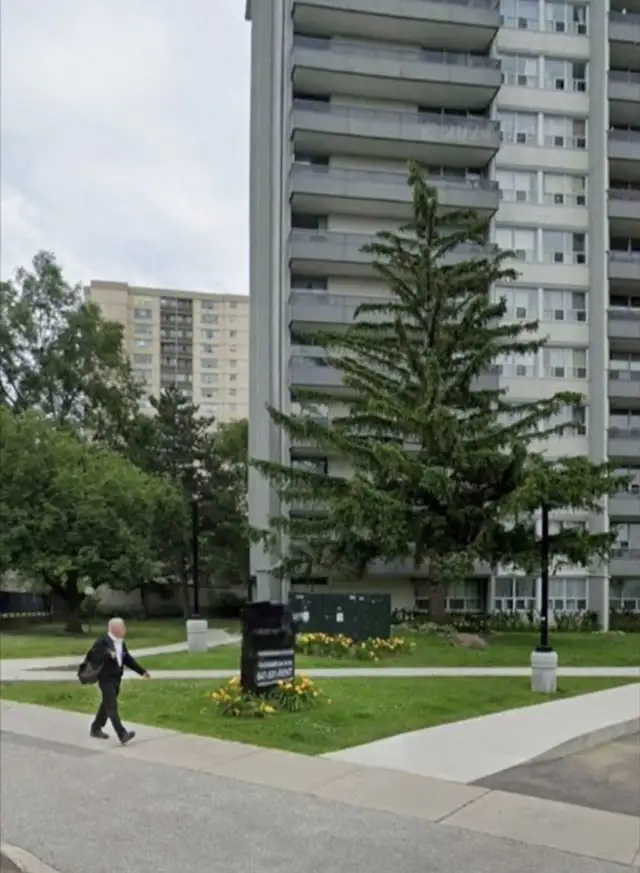 Lovely Cozy Room For Rent In Prime Area in Room Rentals & Roommates in City of Toronto - Image 6