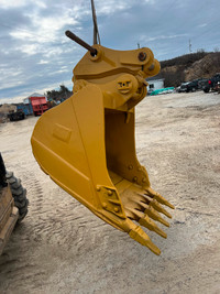 42” cat digging bucket with pin grabber