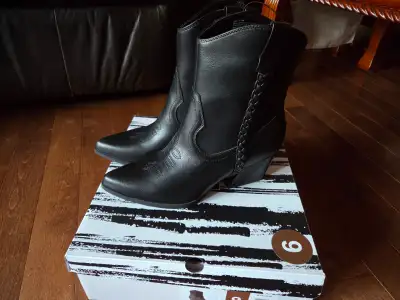 New Cowgirl Boots, View more