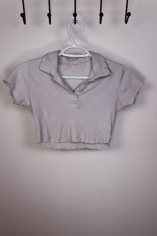 Garage Crop Top With Collar Short Sleeve Women's XS in Women's - Tops & Outerwear in Calgary