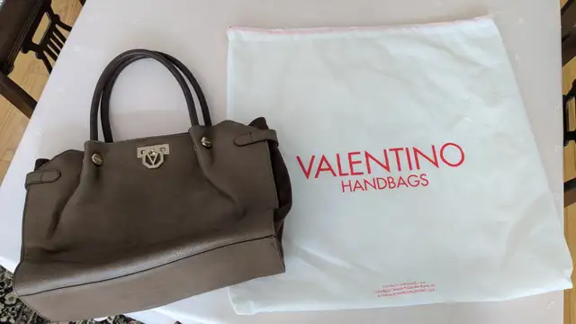 Valentino Brown Garavani Leather Bag. New Condition. Mint. in Women's - Bags & Wallets in Mississauga / Peel Region - Image 2