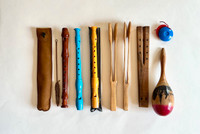 8 instruments de musique (flûtes, dvojnice, cuillère de bois...)