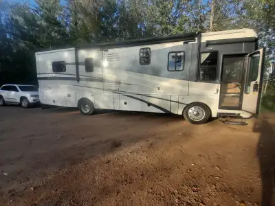 Class A Diesel National Tropical 35 ft 3 slides This motorhome has lots of space Dishwasher that not...