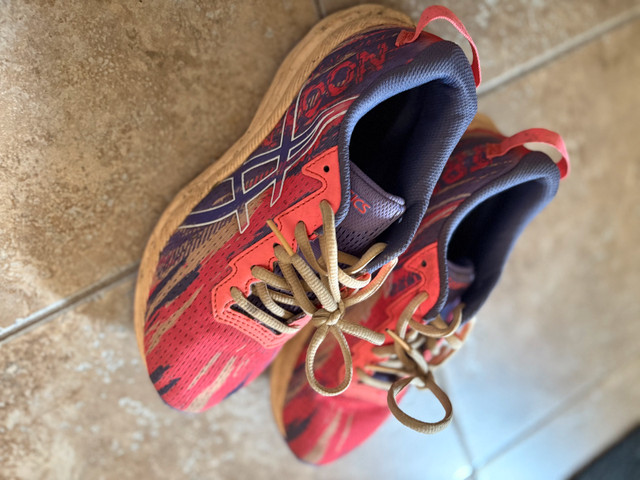 free asics kids runners size 4 in Free Stuff in Ottawa - Image 2