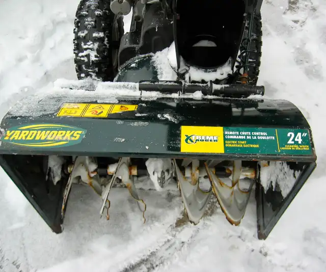 Yardworks Snowblower - Works Well - Delivery Available in Snowblowers in Ottawa - Image 5
