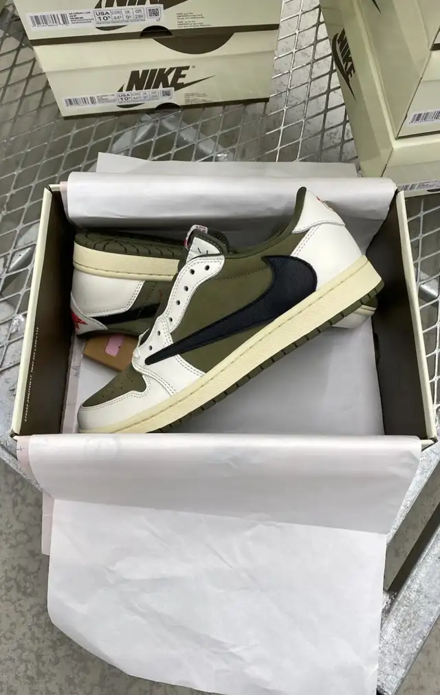 Jordan 1 Travis Scott Low Medium Olive in Men's Shoes in Mississauga / Peel Region - Image 3