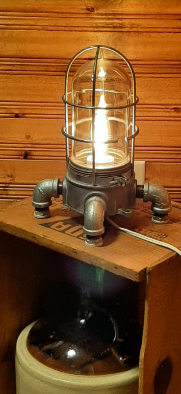 Création Original Lampe de Table de Style Industriel ‘’La Fusée’ dans Éclairage intérieur et plafonniers  à Granby - Image 3