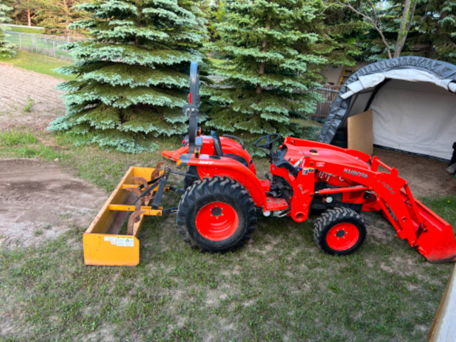 2012 Kubota L3200 tractor, bucket, snowblower, rake, box blade in Farming Equipment in Regina - Image 3