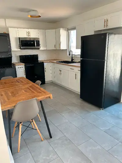 Main floor of 3 bedroom bungalow - all utilities included