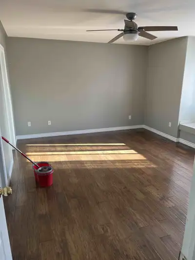 ️The spacious master bedroom comes with an independent bathroom and a walk-in closet, suitable for s...