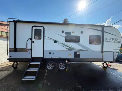 Excellent condition inside and out comes with 40in led tv ,two way fridge ,13500 btu air conditioner...